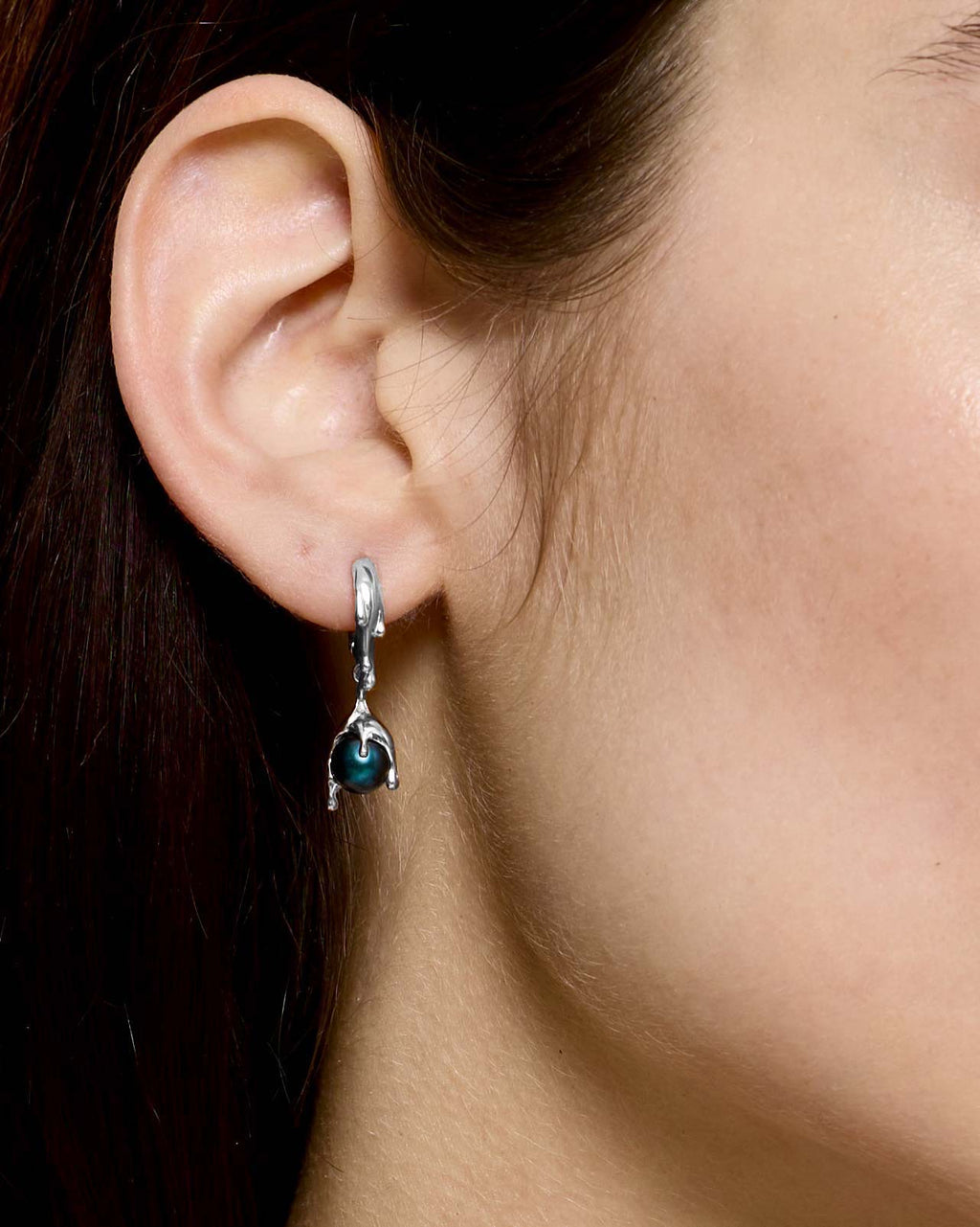 rhodium melt earring with black (peacock) pearl pendant n model